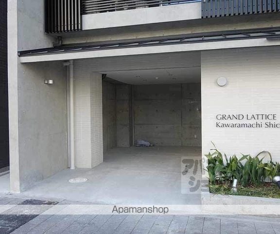 グランドラティス河原町七条の玄関写真