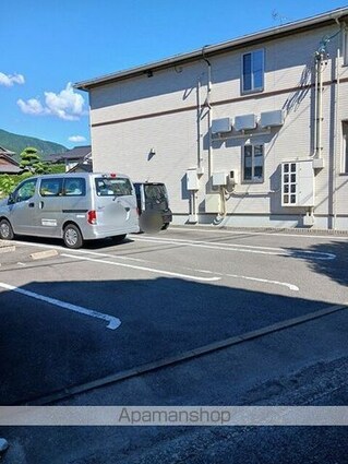 クローバーＭ[2LDK/57.21m2]の駐車場
