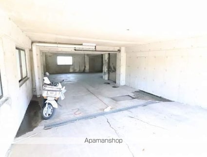 メゾン芝[1K/17m2]の駐車場
