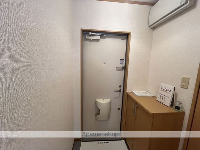サージ Aの玄関写真