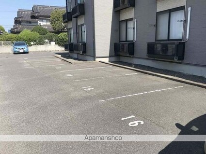 レオパレスエスターテベント[1K/28.15m2]の駐車場2