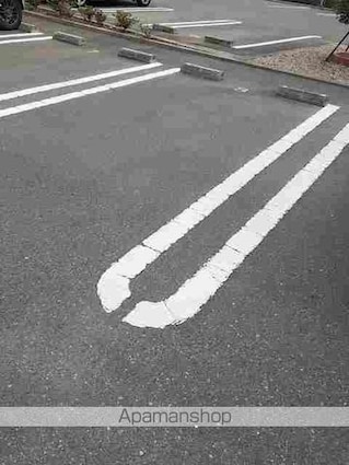 ジュネス・ＹＫ　Ｂ[1LDK/45.89m2]の駐車場1