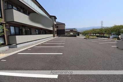 グランテラス上郷[1R/33.67m2]の駐車場