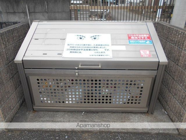 レオパレスシュトラールの玄関写真