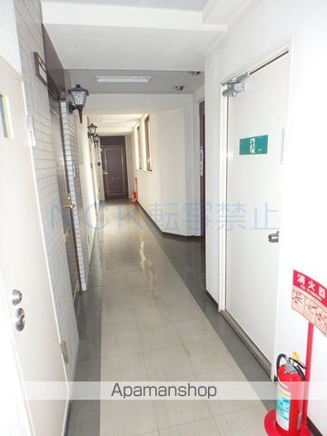 オリンピア大通西18丁目マンションの玄関写真
