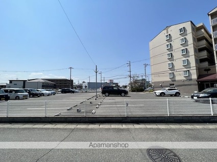 グリーン茨木[2LDK/56m2]の駐車場1