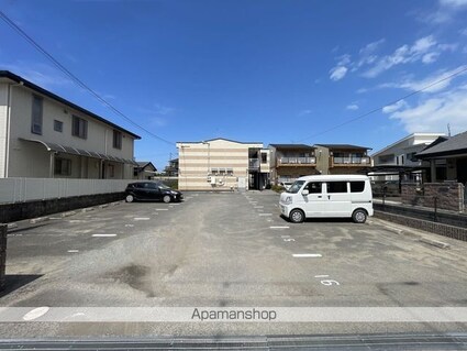 レオパレス西浜[1K/22.35m2]の駐車場2