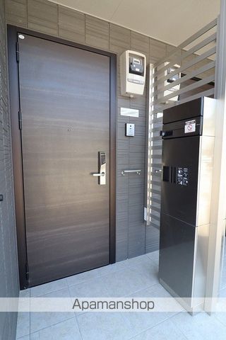 クレスト八万の玄関写真