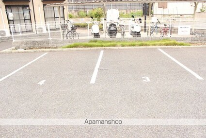 レオパレスサニーコート大町[1K/22.35m2]の駐車場