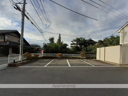 カールド・ファミリア[2LDK/60.03m2]の駐車場