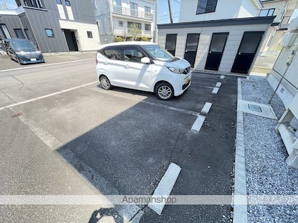 ハイツななかまど（ハイツナナカマド）[1DK/36.43m2]の駐車場