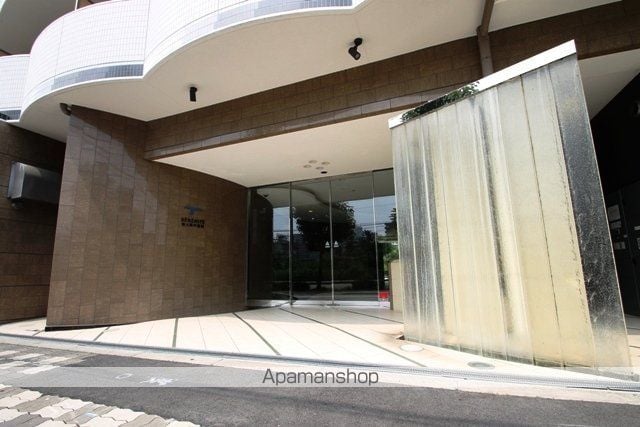 セレニテ新大阪弐番館の玄関写真