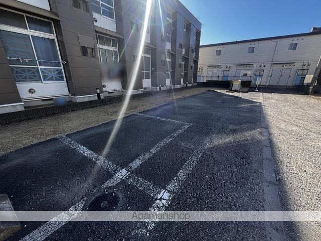 レオパレスグリーンハウスⅤ[1K/26.08m2]の駐車場1