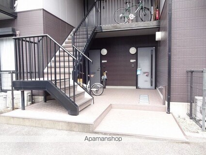 ファミール・ビレジ　Ａ棟[2LDK/56.66m2]のエントランス1