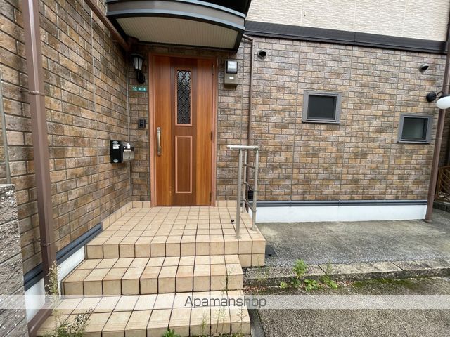 松山タウンハウス C棟の玄関写真