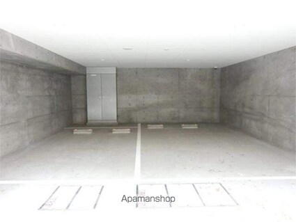 ＺＯＯＭ都庁前[1K/30.78m2]の駐車場