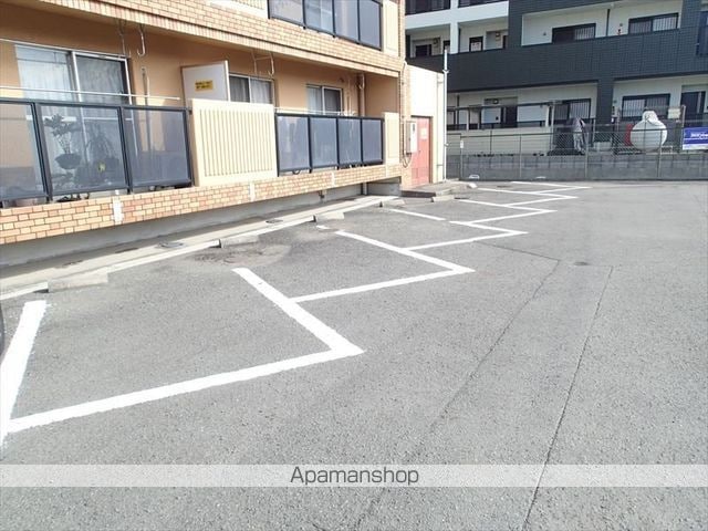 ローパス三葛[2LDK/52m2]の駐車場1