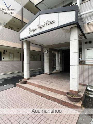 ヤマゼンロイヤルパレスの玄関写真
