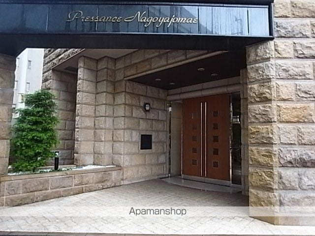 プレサンス名古屋城前の玄関写真