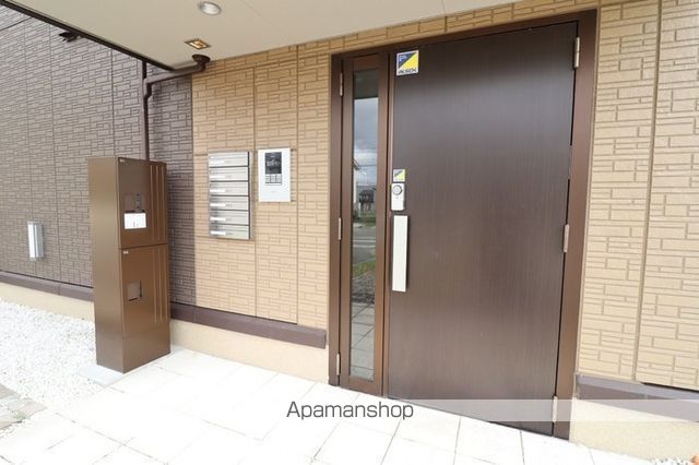 グランタス B棟の玄関写真