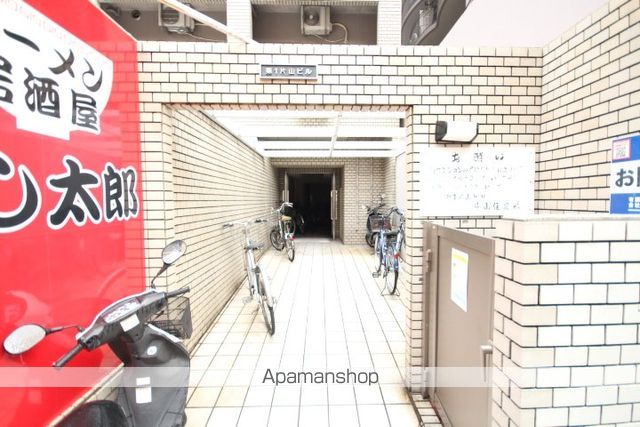 第1片山ビルの玄関写真