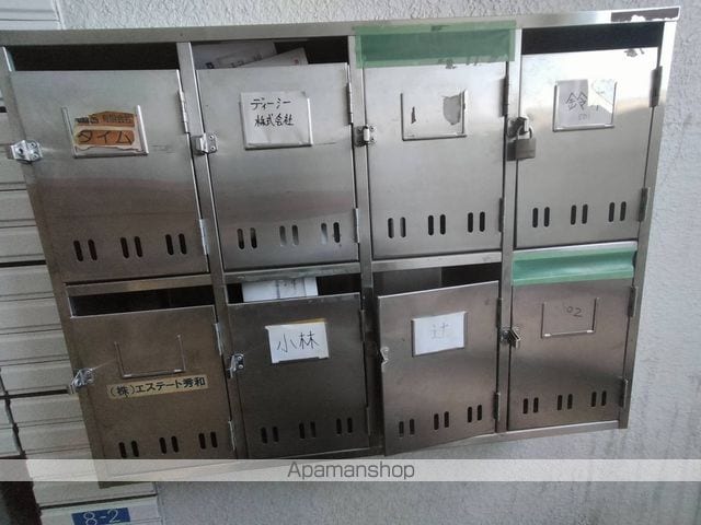 秀和ビルの玄関写真