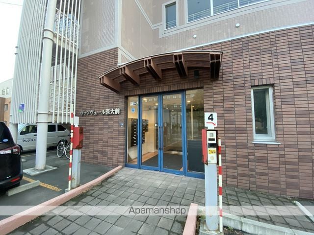 ヴァンヴェール医大前の玄関写真