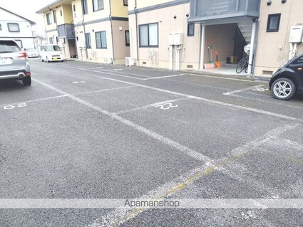 長野県長野市稲里町中央３丁目[3DK/54.81m2]の駐車場2