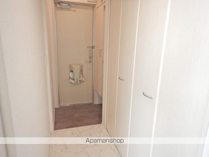 ヴィラ・グウルドイル[1R/32.94m2]の玄関