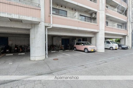 ルミエール三条[1R/22.8m2]の駐車場