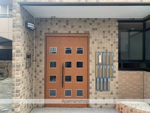 ラトゥール江坂の玄関写真