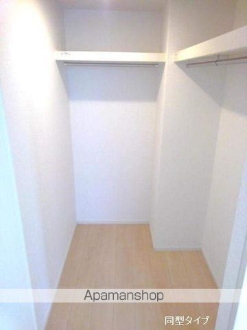 フラワーマンション中央図書館前の内装写真