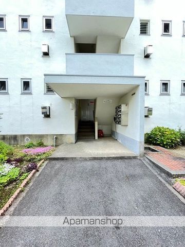 男山第二住宅第103号棟の玄関写真