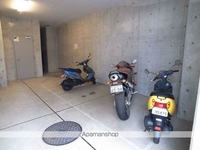 ドゥーエつつじヶ丘[1K/25.07m2]の駐車場