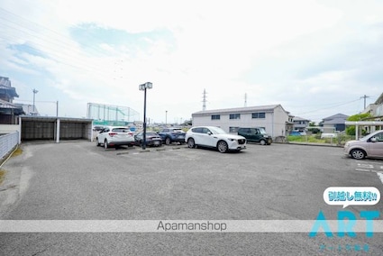 ロイヤルメゾン[2LDK/64.87m2]の駐車場3