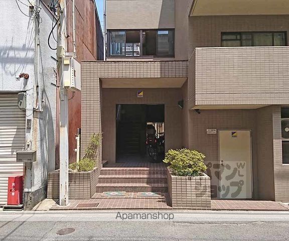 万成ビルの玄関写真