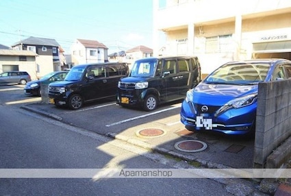 ベルメゾン生石南[1K/25.54m2]の駐車場2