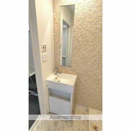 ラ・ヴィ・アン・ローズ[1R/23.17m2]の玄関