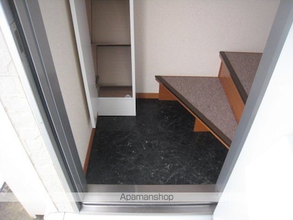 レオパレスＮ　フロント[1K/28.02m2]の玄関