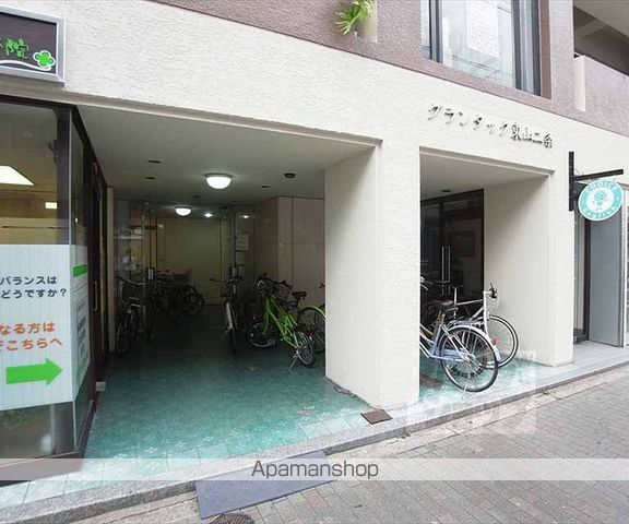 グランタック東山二条の玄関写真