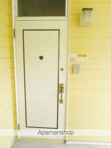 ルーミー甲府33号館の玄関写真