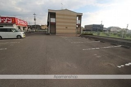 レオパレス与奈泉[1K/23.18m2]の駐車場1