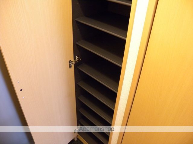 アンプルールフェールバレルコートの内装写真