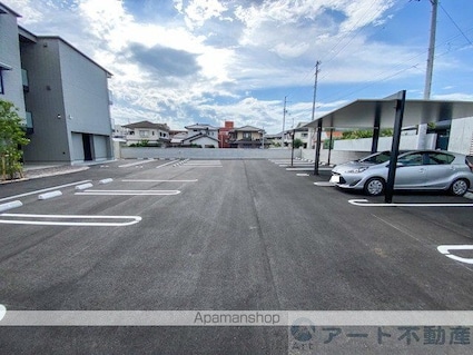 Ｋａｎｏｎ岩崎[2LDK/72.53m2]の駐車場1