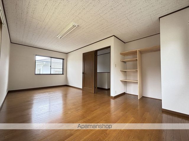 名張市 2階建 築30年の内装写真