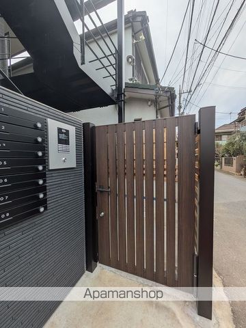 LIKES飯山満町A棟の玄関写真