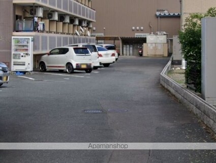 アヴニール古市橋[1K/19.98m2]の駐車場2