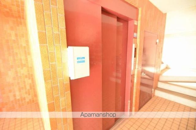 共研ビルの玄関写真