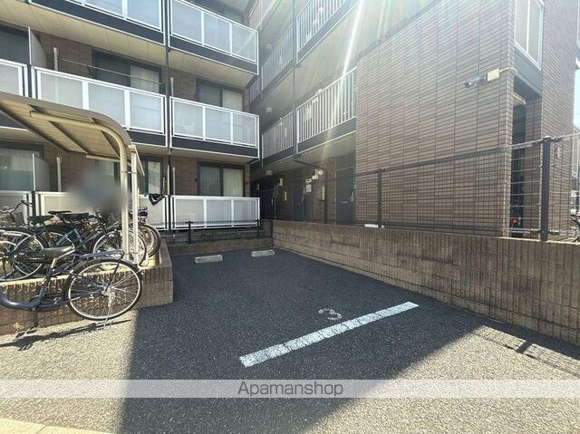 レオパレスクローバー[1K/19.87m2]の駐車場1