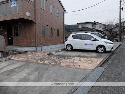 シュシュ[1LDK/40.92m2]の駐車場
